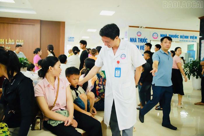 Bác sĩ thăm hỏi sức khỏe bệnh nhi.
