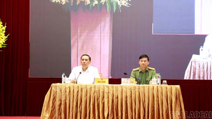 Phó Bí thư Thường trực Tỉnh ủy, Chủ tịch HĐND tỉnh, Trưởng Ban chỉ đạo và Đại tá Trịnh Khắc Cường, Giám đốc Công an tỉnh Lào Cai chủ trì phiên thảo luận.