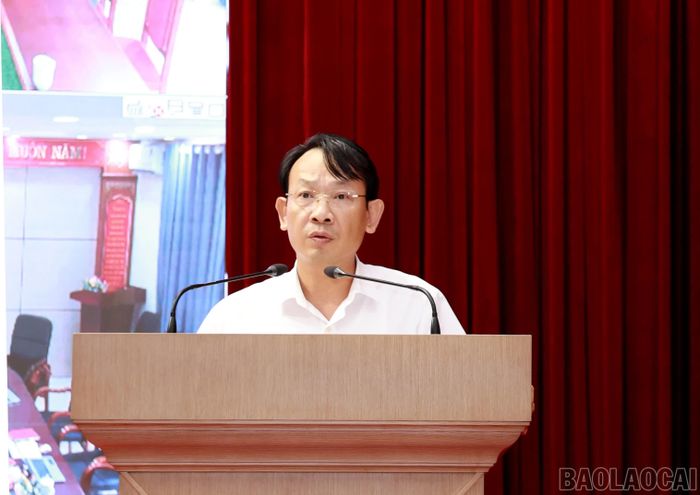 Lãnh đạo các ngành, địa phương tham luận tại hội nghị.