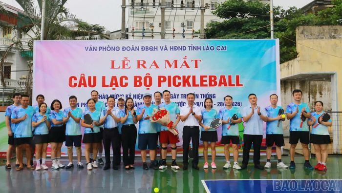 Đồng chí Vũ Quỳnh Khánh - Phó Chủ tịch thường trực HĐND tỉnh chúc mừng Ban Chủ nhiệm và các thành viên Câu lạc bộ Pickleball.