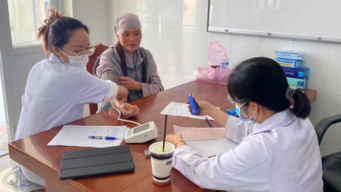 Cán bộ quân y chăm sóc sức khỏe cho các chức sắc, chức việc tôn giáo