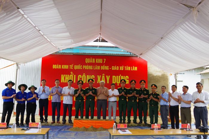 Đoàn KTQP Lâm Đồng khởi công xây dựng công trình thể dục, thể thao ngoài trời tại Giáo xứ Tân Lâm