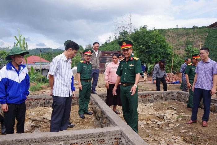 Lãnh đạo Đoàn KTQP Lâm Đồng kiểm tra việc thi công nhà tình nghĩa quân - dân tặng bà K’Kiểu trên địa bàn xã Đinh Trang Thượng