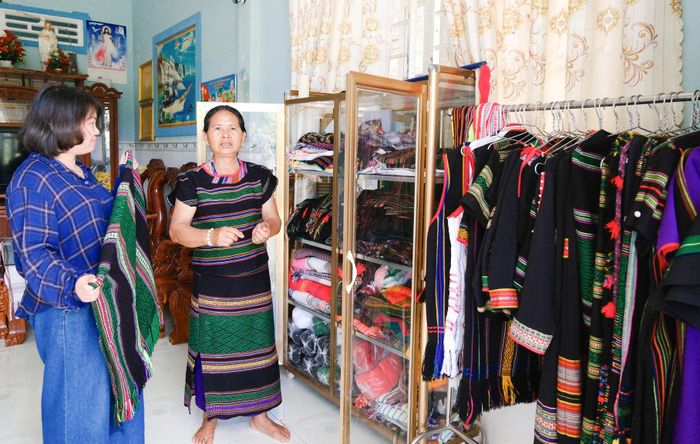 Người dân thôn Phi Sar, xã Cát Tiên 3 lưu giữ và phát huy nghề dệt thổ cẩm.