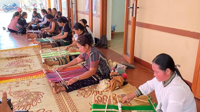 Tại vùng Đồng Nai Thượng, xã Cát Tiên 3, nghề truyền thống dệt thổ cẩm vẫn đang được đồng bào Mạ lưu giữ và phát huy