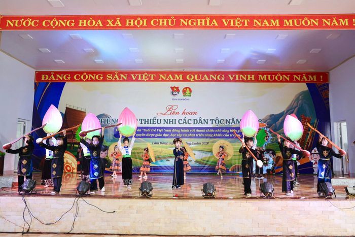 Những lời ca, điệu múa mang tình yêu quê hương, đất nước