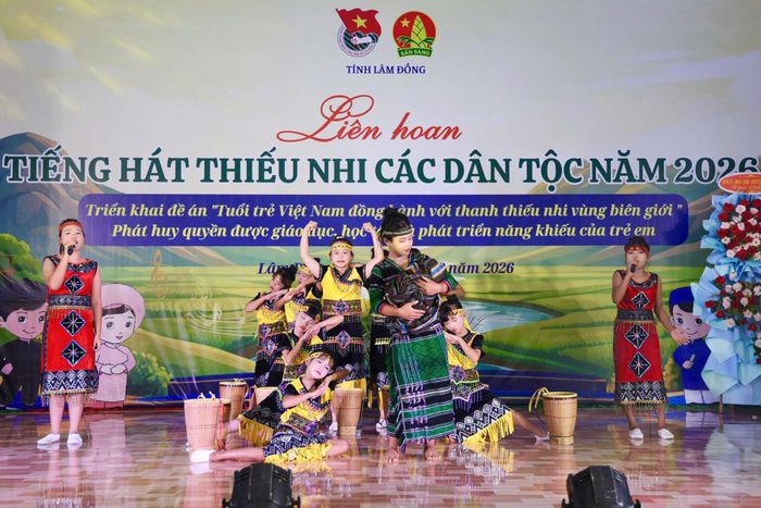 Các em thiếu nhi tự tin thể hiện những tiết mục được dàn dựng công phu