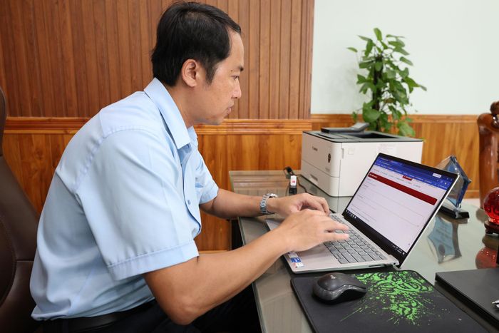 Phó Bí thư Thường trực Đảng ủy xã Đạ Tẻh Trần Thế Hoàng theo dõi tiến độ công việc của từng đơn vị, từng cá nhân qua phần mềm KPIDU
