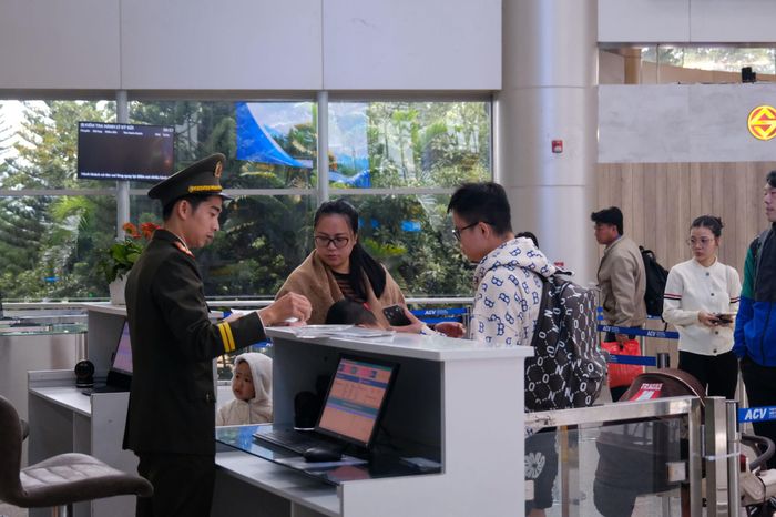 Người dân làm thủ tục tại sân bay sáng 19/8