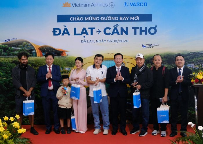 Các đồng chí: Hồ Văn Mười, Ủy viên Ban Chấp hành Trung ương Đảng, Phó Bí thư Tỉnh ủy, Chủ tịch UBND tỉnh (thứ 4 từ phải qua); Lưu Văn Trung, Phó Bí thư Tỉnh ủy, Chủ tịch HĐND tỉnh (thứ 2 từ trái qua) tặng quà những vị khách đầu tiên trên chặng bay Đà Lạt - Cần Thơ