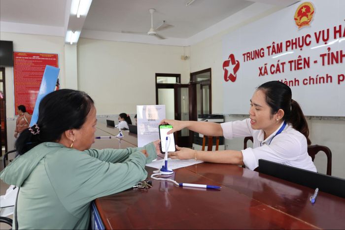 Công chức Trung tâm Phục vụ hành chính công xã Cát Tiên hướng dẫn người dân sử dụng các nền tảng số trong thực hiện thủ tục hành chính