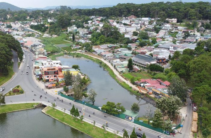Toàn cảnh hồ lắng số 2 giữa khu dân cư và đô thị Đà Lạt nhìn từ trên cao