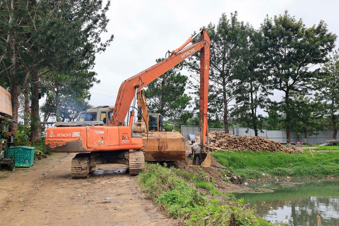 Máy móc được đưa vào khu vực hồ Lắng số 2 để phục vụ cải tạo