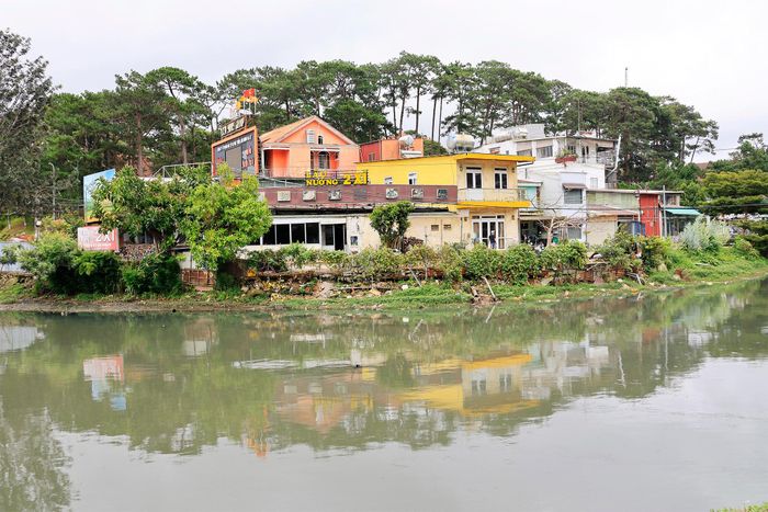 Hồ lắng số 2 nằm giữa khu dân cư, nước hồ có màu đục, tù đọng.