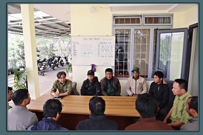 Cán bộ và các hộ dân nhận khoán bảo vệ rừng tại Trạm Quản lý bảo vệ rừng Đarahoa trao đổi nội dung công việc trước chuyến đi tuần tra rừng