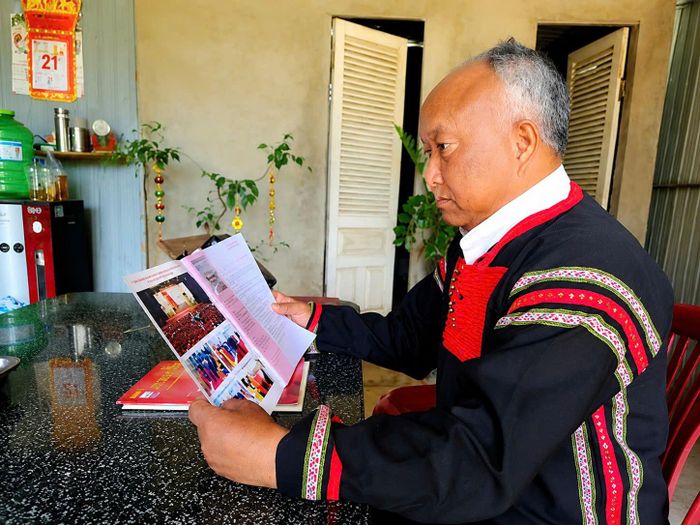 Già làng Da Cát Hà Dương, người M’nông nghiên cứu các chính sách, đường lối của Đảng để tuyên truyền cho người dân (Ảnh: Nông B'Rùm)