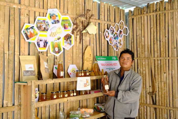Anh Long Đinh Ha Ônh, Tổ phó Tổ hợp tác Ong Pơkao giới thiệu về hành trình phát triển thương hiệu Mật ong rừng Pơkao của người dân địa phương