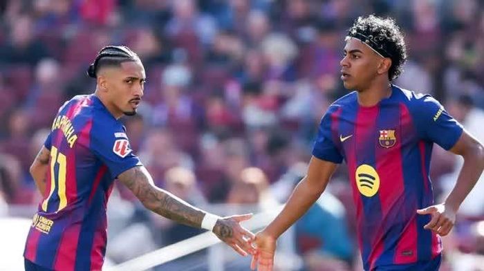 Barcelona đối mặt thách thức lớn ở vị trí tiền đạo cắm sau khi chia tay các trụ cột hàng công.