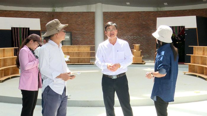 Đoàn chuyên gia khảo sát tại điểm di sản số 11, Trung tâm thông tin Krông Nô, xã Nam Đà