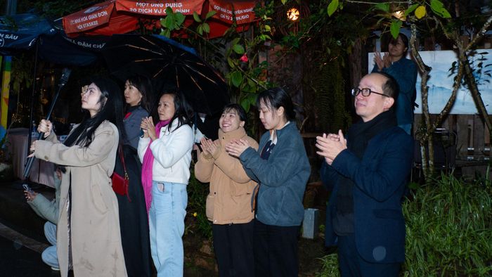Ban Tổ chức và du khách tại triển lãm ảnh (Ảnh: CTV)