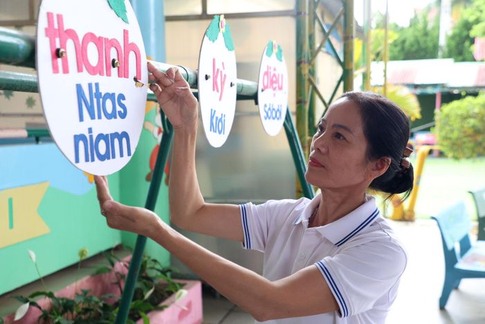 Bà Phạm Thị Tuất, Phó Hiệu trưởng Trường Mầm non Bằng Lăng cũng xin trở lại đứng lớp sau nhiều năm làm quản lý