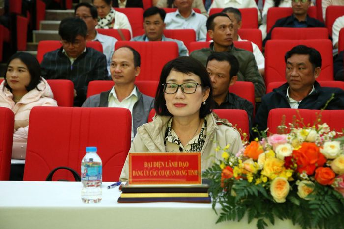 Đồng chí Lê Thị Hải Duyên, Tỉnh ủy viên, Phó Bí thư Đảng ủy Các cơ quan Đảng tỉnh dự hội nghị
