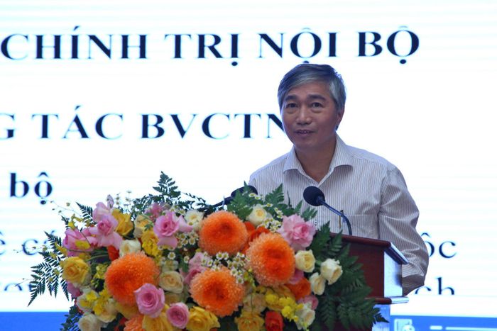 Đồng chí Nguyễn Văn Định, Phó Cục trưởng Cục Bảo vệ Chính trị nội bộ, Ban Tổ chức Trung ương báo cáo tại hội nghị
