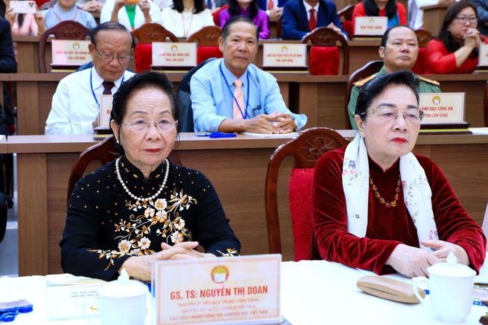Nguyên Ủy viên Ban Chấp hành Trung ương Đảng, nguyên Phó Chủ tịch nước, Chủ tịch Trung ương Hội Khuyến học Việt Nam Nguyễn Thị Doan và các đại biểu dự Đại hội đại biểu Hội Khuyến học tỉnh Lâm Đồng lần thứ I