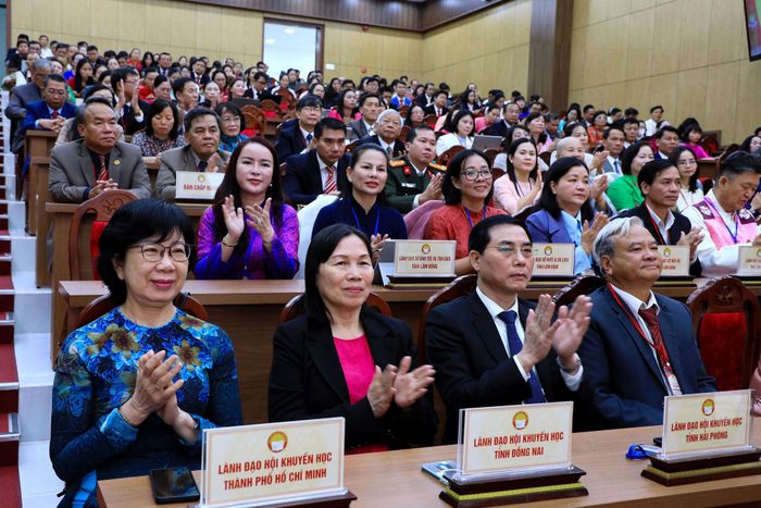 Các đại biểu chúc mừng Phó Bí thư Thường trực Tỉnh ủy Lâm Đồng Đặng Hồng Sỹ được suy tôn làm Chủ tịch danh dự Hội Khuyến học tỉnh