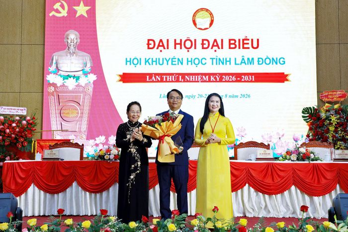 Phó Bí thư Thường trực Tỉnh ủy Lâm Đồng Đặng Hồng Sỹ đón nhận suy tôn của đại hội giữ cương vị Chủ tịch danh dự Hội Khuyến học tỉnh Lâm Đồng khóa I, nhiệm kỳ 2026 - 2031