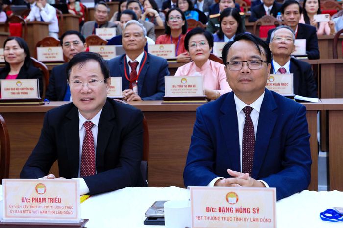 Phó Bí thư Thường trực Tỉnh ủy Lâm Đồng Đặng Hồng Sỹ và Ủy viên Ban Thường vụ Tỉnh ủy, Phó Chủ tịch Thường trực Ủy ban MTTQ Việt Nam tỉnh Phạm Triều dự đại hội