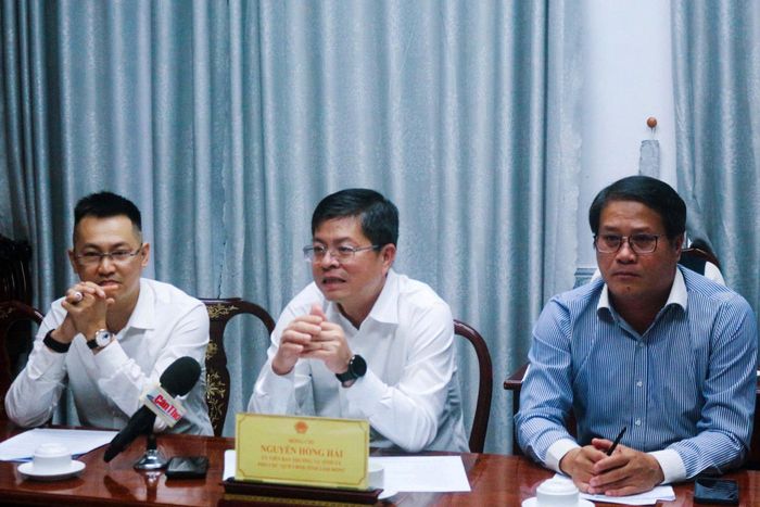 Đồng chí Nguyễn Hồng Hải, Ủy viên Ban Thường vụ Tỉnh ủy, Phó Chủ tịch UBND tỉnh Lâm Đồng (ngồi giữa) tại buổi làm việc