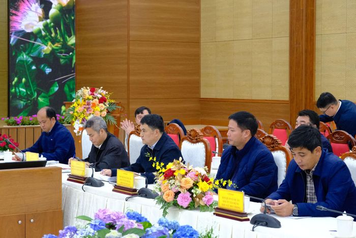 Lãnh đạo các sở, ngành, đơn vị tham dự buổi làm việc