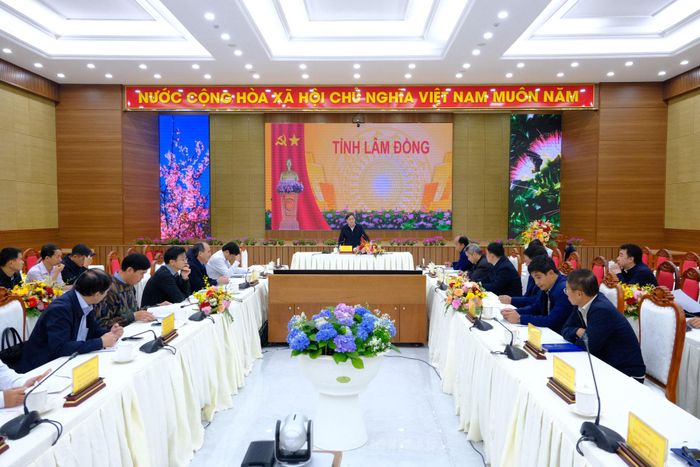 Quang cảnh buổi làm việc