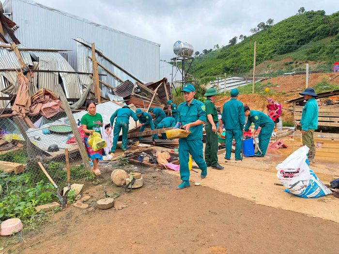 Các đơn vị chức năng xã Đam Rông 2 hỗ trợ người dân nhanh chóng thu dọn tài sản bị hư hỏng, giải tỏa hiện trường