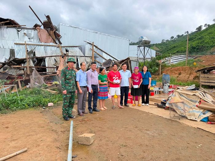 Lãnh đạo xã Đam Rông 2 thăm hỏi, động viên và triển khai hỗ trợ cho gia đình có nhà bị sập