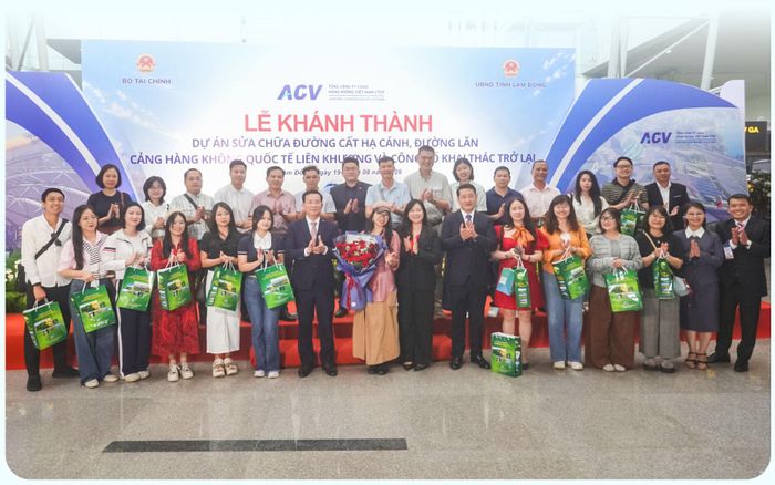 Ủy viên Ban Chấp hành Trung ương Đảng, Phó Bí thư Tỉnh ủy, Chủ tịch UBND tỉnh Hồ Văn Mười chụp ảnh lưu niệm với các đoàn Famtrip khảo sát sản phẩm du lịch tại Lâm Đồng