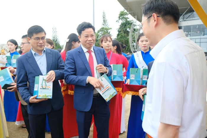 Phó Bí thư Tỉnh ủy, Chủ tịch HĐND tỉnh Lưu Văn Trung tặng quà lưu niệm chào đón các hành khách đến với Lâm Đồng
