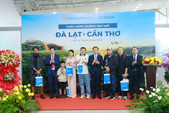 Lãnh đạo tỉnh Lâm Đồng và các đơn vị tặng quà cho các vị khách thuộc chuyến bay Đà Lạt - Cần Thơ