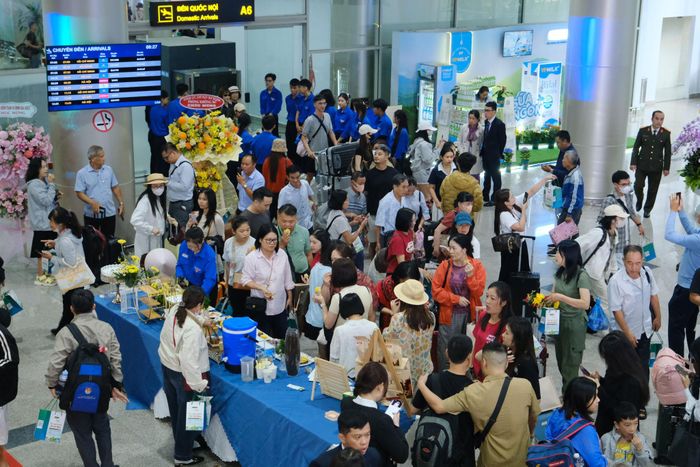 Hành khách làm thủ tục bay ngay sau khi sân bay Liên Khương hoạt động trở lại vào sáng 19/8