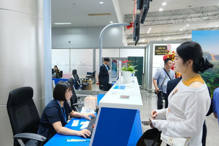 Những hành khách đầu tiên làm thủ tục trong chuyến bay Đà Lạt - Cần Thơ