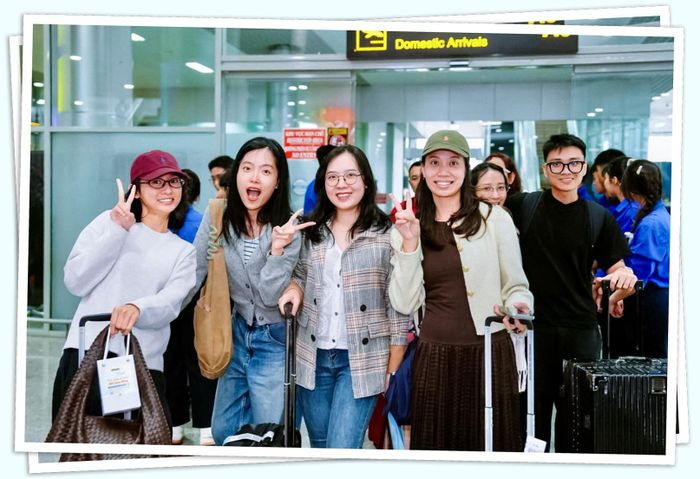 Nhiều nhóm du khách tranh thủ chụp ảnh lưu niệm trước khi tham gia các chuyến bay tại sân bay Liên Khương ngày 19/8/2026