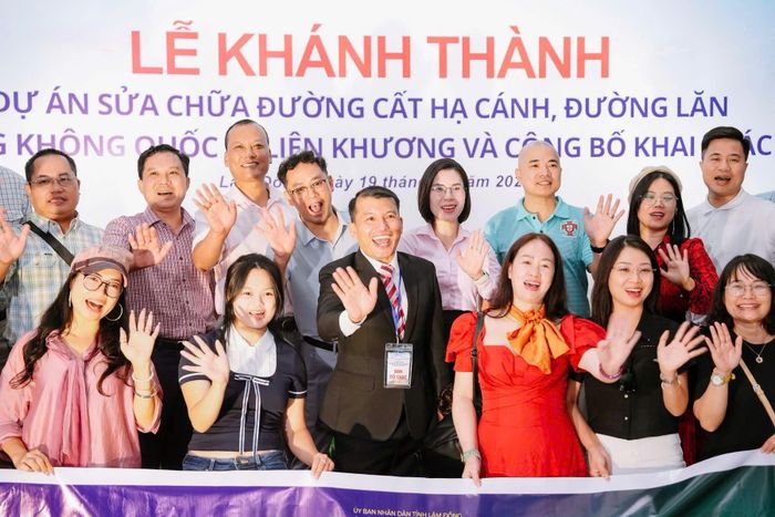 Các đoàn Famtrip, Presstrip đến từ các tỉnh, thành khảo sát sản phẩm du lịch tại Lâm Đồng năm 2026 chụp ảnh lưu lại khoảnh khắc ngay khi sân bay Liên Khương khai thác trở lại