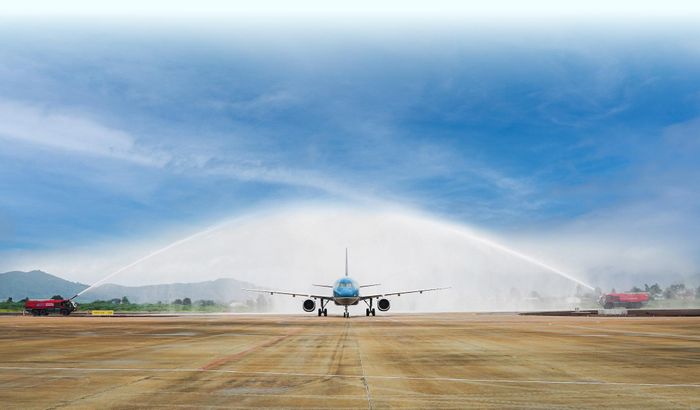 Chuyến bay đầu tiên đánh dấu sự trở lại khai thác của sân bay Liên Khương ngày 19/8/2026 được chào đón bằng nghi thức phun vòi rồng