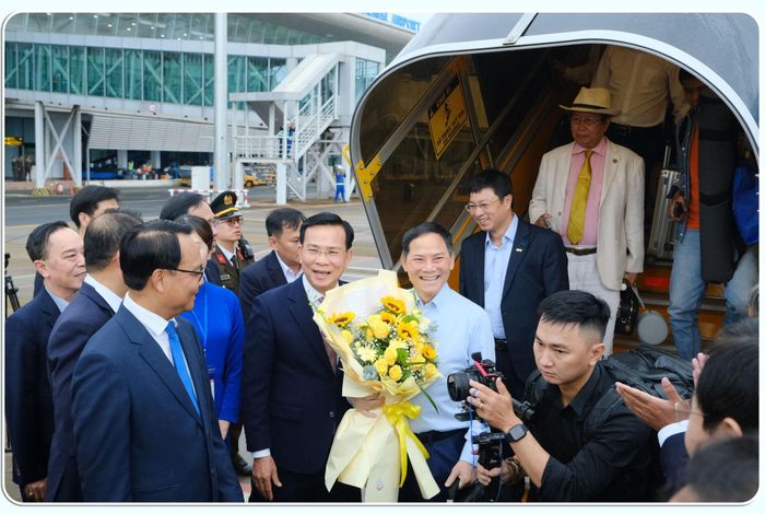 Lãnh đạo tỉnh Lâm Đồng chào đón những hành khách đầu tiên khi vừa đặt chân xuống máy bay trong ngày sân bay Liên Khương hoạt động trở lại