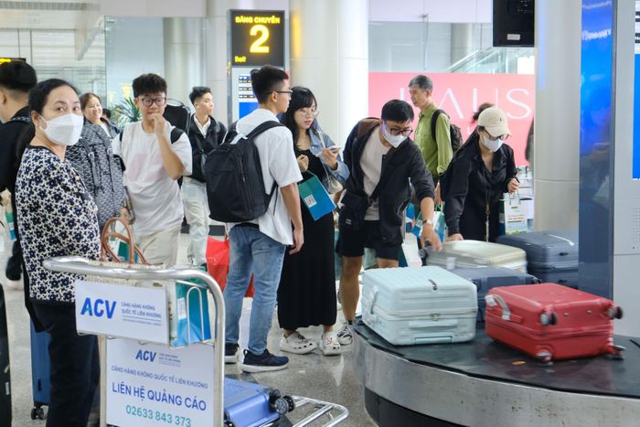 Đông đảo du khách chờ lấy hành lý sau những chuyến bay đáp xuống sân bay Liên Khương ngày 19/8/2026