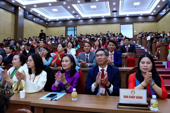 Các đại biểu dự Đại hội đại biểu Hội Khuyến học tỉnh Lâm Đồng lần thứ I thống nhất cao với phát biểu của Chủ tịch Trung ương Hội Khuyến học Việt Nam Nguyễn Thị Doan