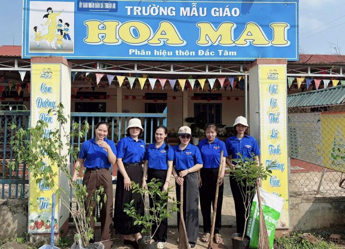 Tuổi trẻ xã biên giới Thuận An tham gia dọn dẹp vệ sinh môi trường, trồng cây xanh trên các tuyến đường