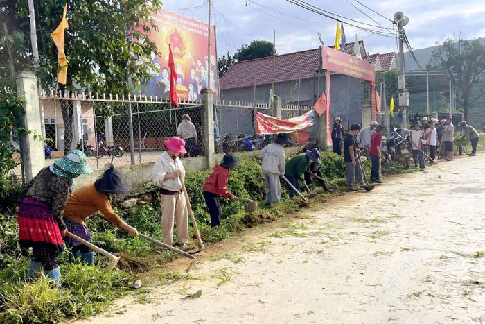 Đoàn viên, thanh niên, người dân xã Quảng Hòa dọn dẹp vệ sinh môi trường, phát quang bụi rậm dọc các tuyến đường