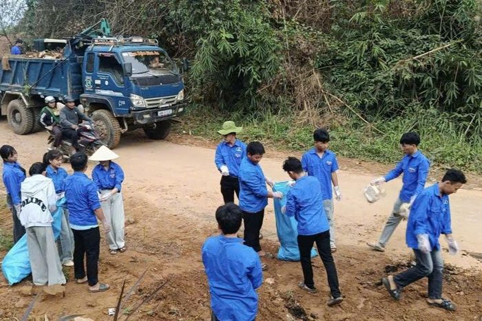Tuổi trẻ người Mông xã Quảng Hòa ra quân dọn dẹp vệ sinh môi trường, xây dựng nông thôn mới